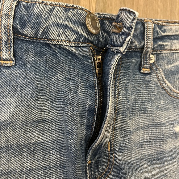 Distressed denim shorts size US 6 - Picture 3 of 8